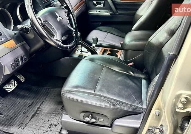 Бежевий Міцубісі Паджеро Вагон, об'ємом двигуна 3.2 л та пробігом 145 тис. км за 19200 $, фото 5 на Automoto.ua