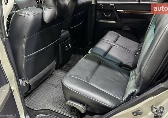 Бежевий Міцубісі Паджеро Вагон, об'ємом двигуна 3.2 л та пробігом 145 тис. км за 19200 $, фото 10 на Automoto.ua