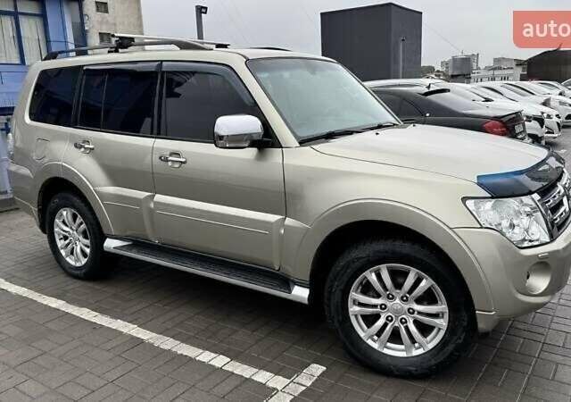 Бежевий Міцубісі Паджеро Вагон, об'ємом двигуна 3.2 л та пробігом 145 тис. км за 19200 $, фото 3 на Automoto.ua