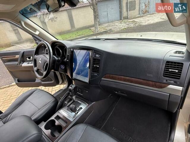 Бежевий Міцубісі Паджеро Вагон, об'ємом двигуна 3.2 л та пробігом 189 тис. км за 18300 $, фото 26 на Automoto.ua