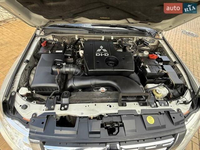 Бежевий Міцубісі Паджеро Вагон, об'ємом двигуна 3.2 л та пробігом 189 тис. км за 18300 $, фото 20 на Automoto.ua