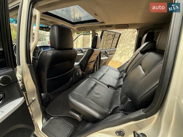 Бежевий Міцубісі Паджеро Вагон, об'ємом двигуна 3.2 л та пробігом 189 тис. км за 18300 $, фото 30 на Automoto.ua