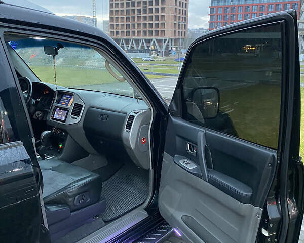 Чорний Міцубісі Паджеро Вагон, об'ємом двигуна 3.2 л та пробігом 360 тис. км за 10300 $, фото 5 на Automoto.ua