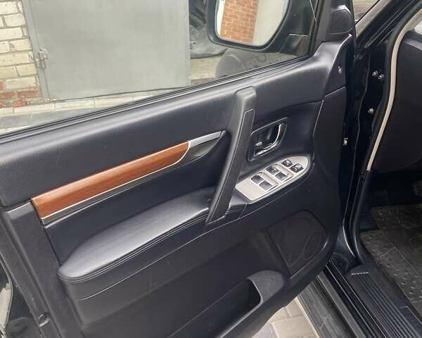 Чорний Міцубісі Паджеро Вагон, об'ємом двигуна 3.8 л та пробігом 291 тис. км за 11000 $, фото 4 на Automoto.ua