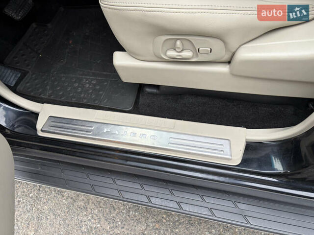 Черный Мицубиси Паджеро Вагон, объемом двигателя 3.8 л и пробегом 180 тыс. км за 13800 $, фото 25 на Automoto.ua