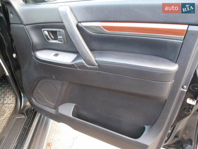 Чорний Міцубісі Паджеро Вагон, об'ємом двигуна 3 л та пробігом 254 тис. км за 10800 $, фото 49 на Automoto.ua