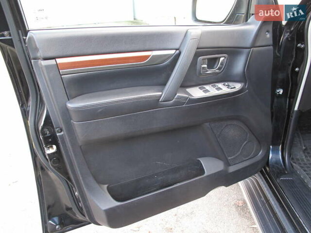 Чорний Міцубісі Паджеро Вагон, об'ємом двигуна 3 л та пробігом 254 тис. км за 10800 $, фото 16 на Automoto.ua