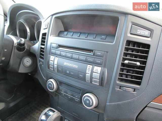 Чорний Міцубісі Паджеро Вагон, об'ємом двигуна 3 л та пробігом 254 тис. км за 10800 $, фото 56 на Automoto.ua