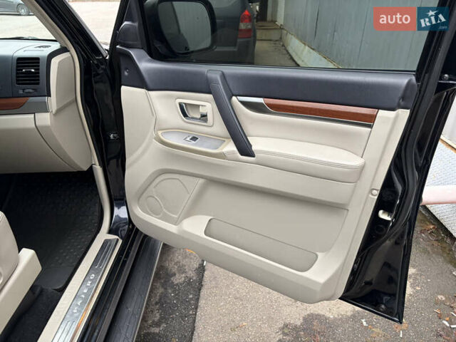 Черный Мицубиси Паджеро Вагон, объемом двигателя 3.8 л и пробегом 180 тыс. км за 13800 $, фото 16 на Automoto.ua