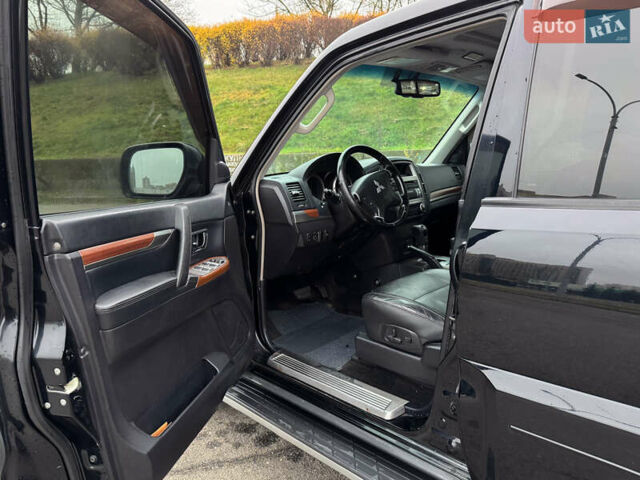 Черный Мицубиси Паджеро Вагон, объемом двигателя 3.2 л и пробегом 305 тыс. км за 12900 $, фото 8 на Automoto.ua
