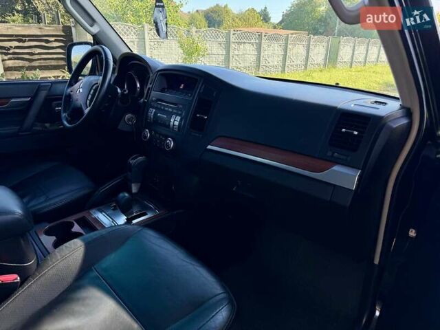 Чорний Міцубісі Паджеро Вагон, об'ємом двигуна 3 л та пробігом 235 тис. км за 10700 $, фото 26 на Automoto.ua