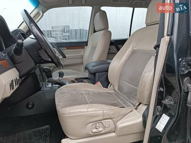 Черный Мицубиси Паджеро Вагон, объемом двигателя 3 л и пробегом 280 тыс. км за 12590 $, фото 29 на Automoto.ua