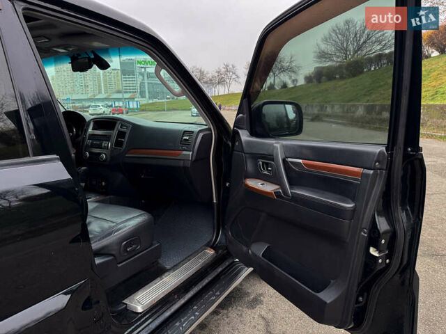 Черный Мицубиси Паджеро Вагон, объемом двигателя 3.2 л и пробегом 305 тыс. км за 12900 $, фото 29 на Automoto.ua