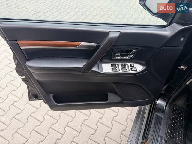 Черный Мицубиси Паджеро Вагон, объемом двигателя 2.97 л и пробегом 218 тыс. км за 11499 $, фото 50 на Automoto.ua