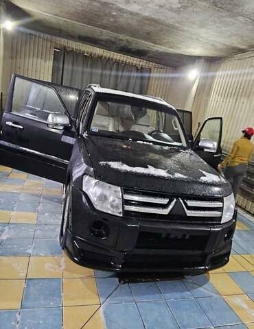 Черный Мицубиси Паджеро Вагон, объемом двигателя 3.2 л и пробегом 300 тыс. км за 10500 $, фото 1 на Automoto.ua