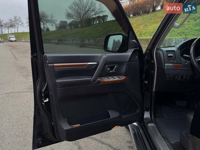 Черный Мицубиси Паджеро Вагон, объемом двигателя 3.2 л и пробегом 305 тыс. км за 12900 $, фото 13 на Automoto.ua