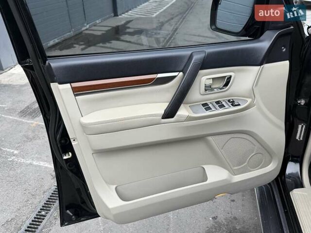 Черный Мицубиси Паджеро Вагон, объемом двигателя 3 л и пробегом 182 тыс. км за 11500 $, фото 19 на Automoto.ua