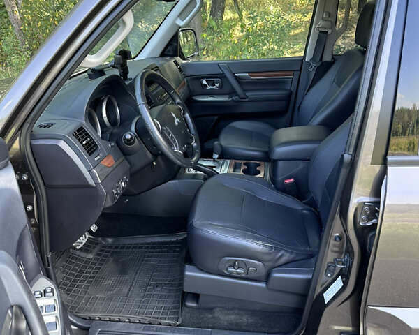 Коричневый Мицубиси Паджеро Вагон, объемом двигателя 3.83 л и пробегом 100 тыс. км за 19900 $, фото 30 на Automoto.ua