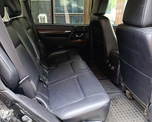 Красный Мицубиси Паджеро Вагон, объемом двигателя 3.8 л и пробегом 288 тыс. км за 14600 $, фото 1 на Automoto.ua