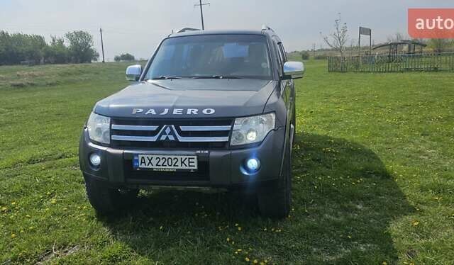 Серый Мицубиси Паджеро Вагон, объемом двигателя 3 л и пробегом 300 тыс. км за 12500 $, фото 1 на Automoto.ua