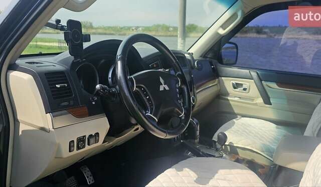 Серый Мицубиси Паджеро Вагон, объемом двигателя 3 л и пробегом 300 тыс. км за 12500 $, фото 15 на Automoto.ua