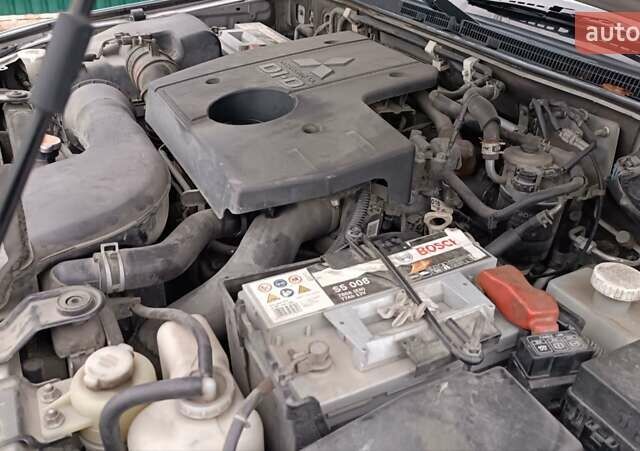 Серый Мицубиси Паджеро Вагон, объемом двигателя 3.2 л и пробегом 252 тыс. км за 12500 $, фото 92 на Automoto.ua