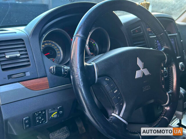 Серый Мицубиси Паджеро Вагон, объемом двигателя 3 л и пробегом 210 тыс. км за 14000 $, фото 7 на Automoto.ua