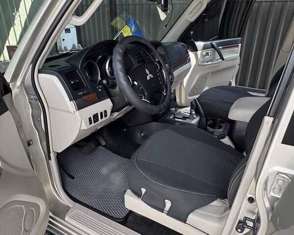 Серый Мицубиси Паджеро Вагон, объемом двигателя 3.2 л и пробегом 270 тыс. км за 13000 $, фото 10 на Automoto.ua