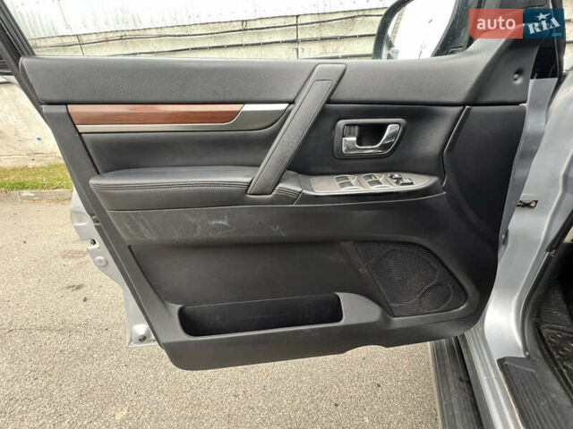 Серый Мицубиси Паджеро Вагон, объемом двигателя 3.2 л и пробегом 230 тыс. км за 9999 $, фото 7 на Automoto.ua