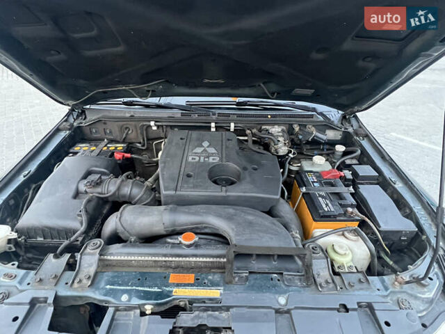 Зеленый Мицубиси Паджеро Вагон, объемом двигателя 3.2 л и пробегом 220 тыс. км за 7200 $, фото 76 на Automoto.ua