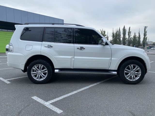 Белый Мицубиси Паджеро, объемом двигателя 3.2 л и пробегом 207 тыс. км за 19500 $, фото 2 на Automoto.ua