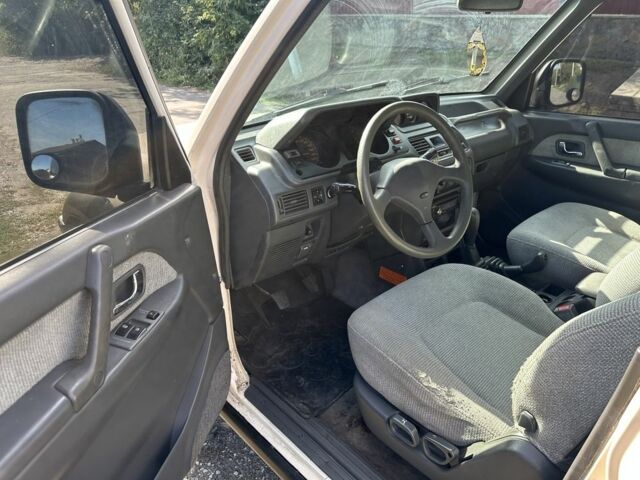 Белый Мицубиси Паджеро, объемом двигателя 3 л и пробегом 280 тыс. км за 6400 $, фото 7 на Automoto.ua