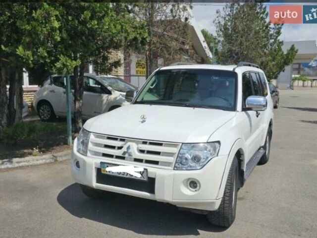 Белый Мицубиси Паджеро, объемом двигателя 3 л и пробегом 275 тыс. км за 10000 $, фото 1 на Automoto.ua
