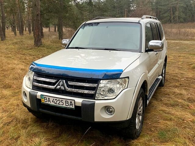 Белый Мицубиси Паджеро, объемом двигателя 3 л и пробегом 202 тыс. км за 12000 $, фото 2 на Automoto.ua