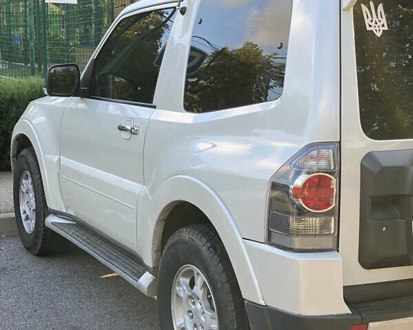 Белый Мицубиси Паджеро, объемом двигателя 2.97 л и пробегом 310 тыс. км за 13900 $, фото 3 на Automoto.ua