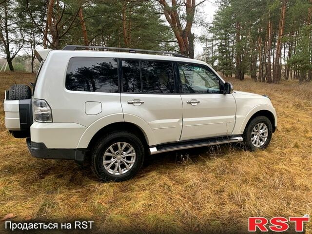 Белый Мицубиси Паджеро, объемом двигателя 3 л и пробегом 202 тыс. км за 12000 $, фото 4 на Automoto.ua