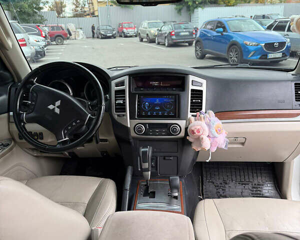 Белый Мицубиси Паджеро, объемом двигателя 3 л и пробегом 335 тыс. км за 8700 $, фото 6 на Automoto.ua