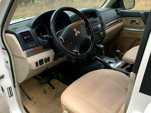 Белый Мицубиси Паджеро, объемом двигателя 3 л и пробегом 202 тыс. км за 12000 $, фото 9 на Automoto.ua