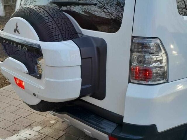 Білий Міцубісі Паджеро, об'ємом двигуна 3 л та пробігом 118 тис. км за 12500 $, фото 7 на Automoto.ua