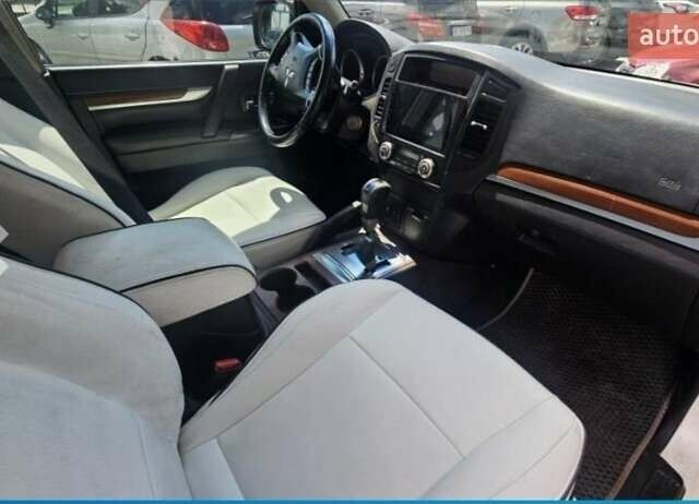 Белый Мицубиси Паджеро, объемом двигателя 3 л и пробегом 275 тыс. км за 10000 $, фото 3 на Automoto.ua