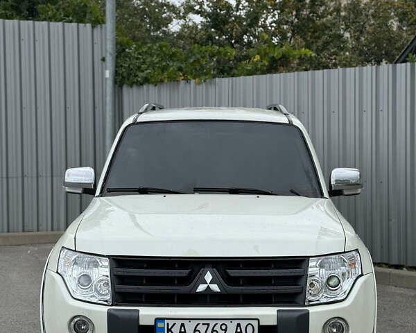 Белый Мицубиси Паджеро, объемом двигателя 3 л и пробегом 335 тыс. км за 8700 $, фото 2 на Automoto.ua