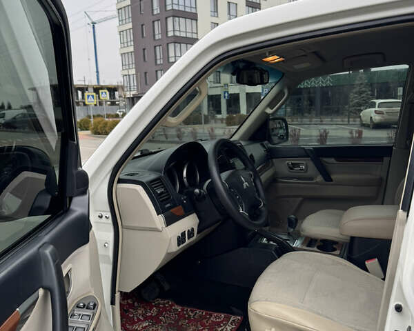 Білий Міцубісі Паджеро, об'ємом двигуна 2.97 л та пробігом 245 тис. км за 8900 $, фото 17 на Automoto.ua