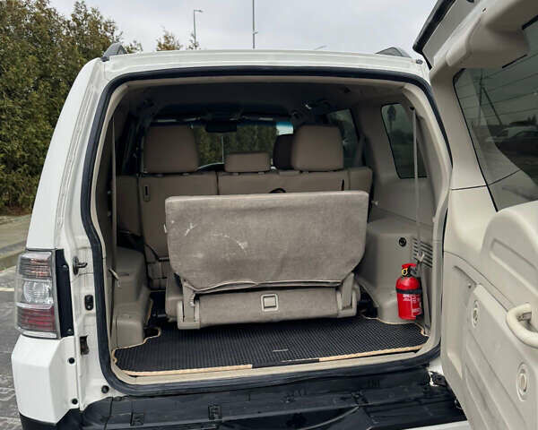 Білий Міцубісі Паджеро, об'ємом двигуна 2.97 л та пробігом 245 тис. км за 9850 $, фото 5 на Automoto.ua