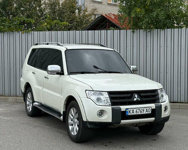Белый Мицубиси Паджеро, объемом двигателя 3 л и пробегом 335 тыс. км за 8700 $, фото 1 на Automoto.ua