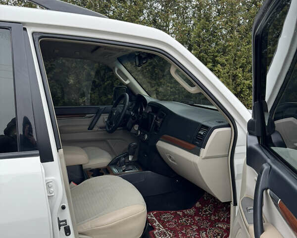 Білий Міцубісі Паджеро, об'ємом двигуна 2.97 л та пробігом 245 тис. км за 8900 $, фото 23 на Automoto.ua
