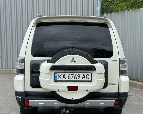 Белый Мицубиси Паджеро, объемом двигателя 3 л и пробегом 335 тыс. км за 8700 $, фото 3 на Automoto.ua