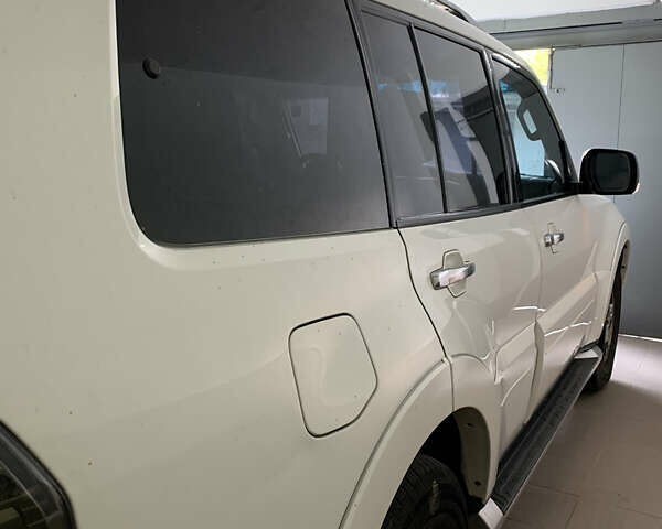 Белый Мицубиси Паджеро, объемом двигателя 2.97 л и пробегом 178 тыс. км за 11900 $, фото 1 на Automoto.ua