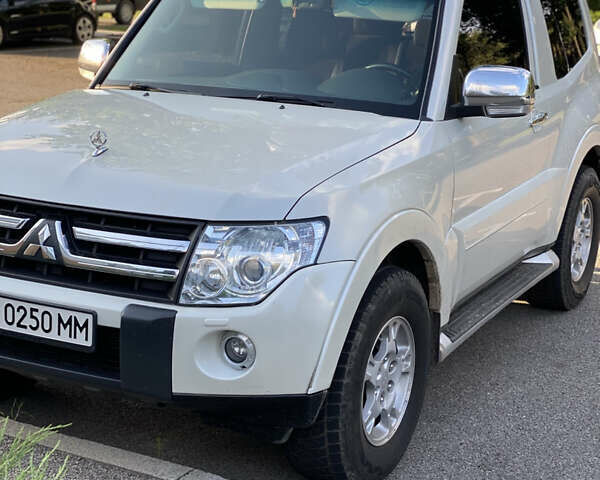 Белый Мицубиси Паджеро, объемом двигателя 2.97 л и пробегом 310 тыс. км за 13900 $, фото 2 на Automoto.ua