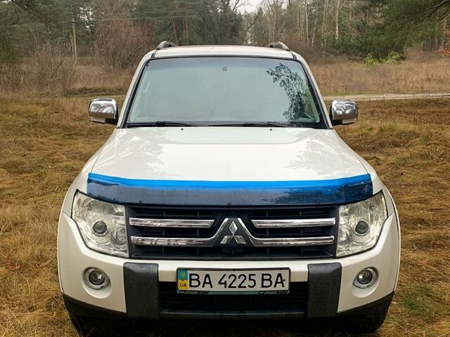 Белый Мицубиси Паджеро, объемом двигателя 3 л и пробегом 202 тыс. км за 12000 $, фото 1 на Automoto.ua