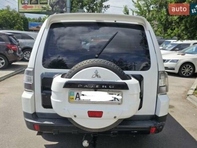 Белый Мицубиси Паджеро, объемом двигателя 3 л и пробегом 275 тыс. км за 10000 $, фото 2 на Automoto.ua